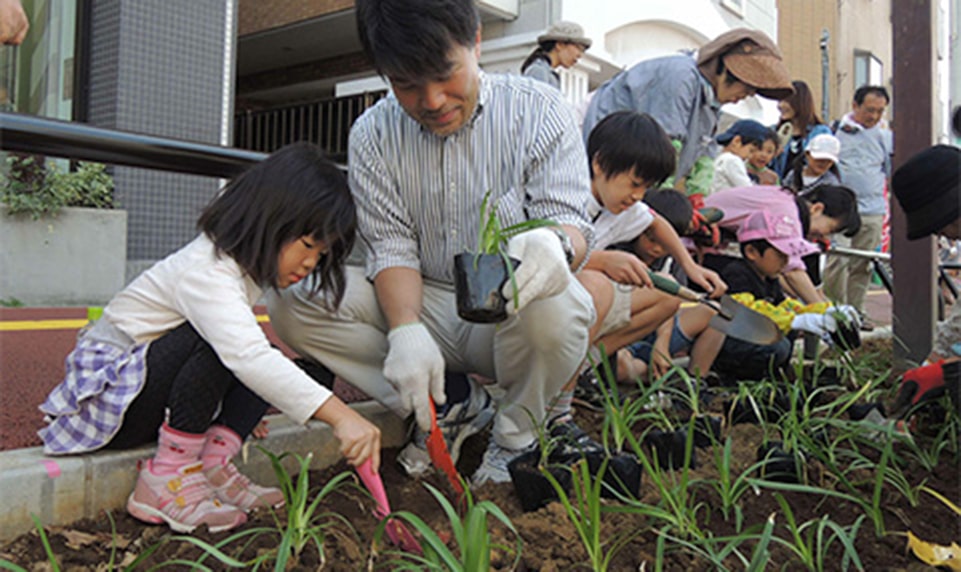 100名以上での植花活動_02