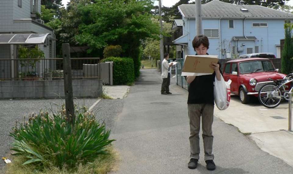 街並みを探索するメンバー